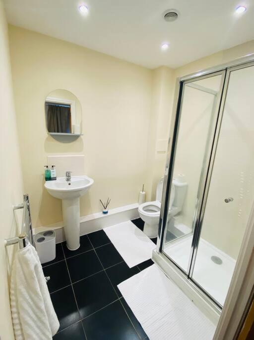 Beautiful And Modern 2 Bedroom Flat In Colindale Edgware Exterior foto